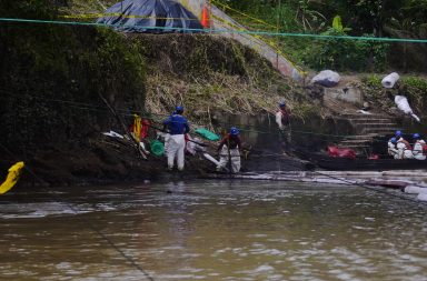 Gobierno de Noboa mantiene "reservado" informe sobre el derrame de petróleo en Esmeraldas.