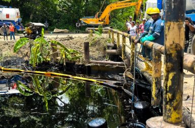 Producción petrolera disminuye tras derrame de crudo en Esmeraldas.