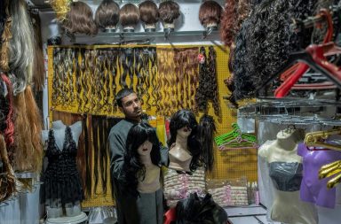 Mujeres afganas arriesgan su seguridad vendiendo cabello en secreto para enfrentar la pobreza bajo el régimen talibán.