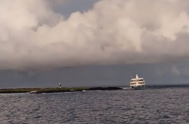 Armada rescató a tripulantes y pasajeros del barco Cormoran II, varado en las Islas Galápagos.