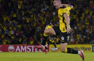 Octavio Rivero celebra el gol que le hizo a Corinthians