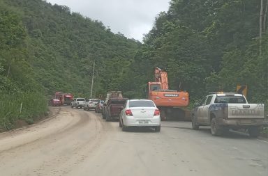 Bomberos, con la ayuda de maquinaria pesada, límpiaron un deslave que cayó sobre la vía en el cerro de Junín, en Manabí.