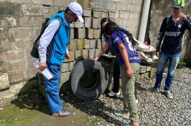 Brigadas de salud y voluntarios eliminan criaderos del dengue en Santo Domingo de los Tsáchilas, Ecuador.