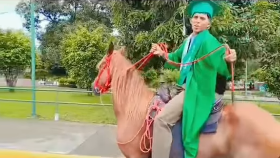 estudiante montado a caballo quevedo