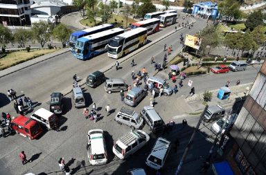 Choferes de El Alto, en Bolivia, iniciaron un paro de transporte en protesta a la crisis por la que atraviesa el país sudamericano.