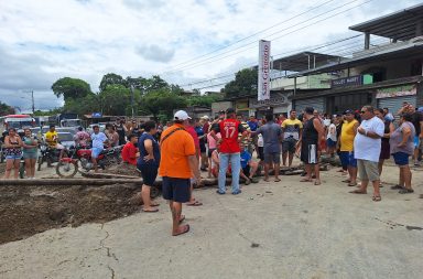 Cientos de vehículos quedaron varados en la vía Portoviejo-Santa Ana, donde se dio el cierre temporal de la carretera.