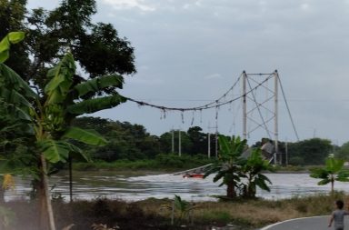 Colapso del puente Gonzalo Icaza Cornejo.