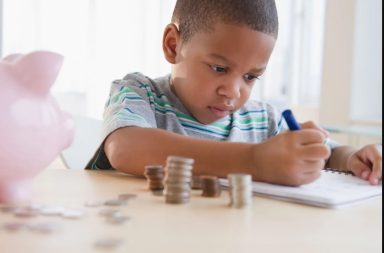 Ayuda a los niños a fijarse metas para su dinero para establecer buenos hábitos financieros de por vida.