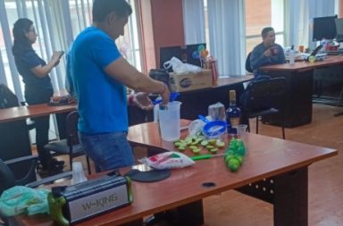 En Cuenca, Ecuador, juegan Carnaval con agua en oficina municipal