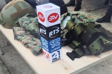 Desde cubos con logos de medios de comunicación hasta uniformes policiales y militares se han hallado tras una serie de allanamientos.