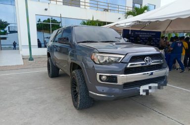 La camioneta blindada que sufrió dos ataques a bala en dos días. Sus ocupantes sobrevivieron.