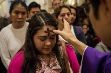 El miércoles de ceniza marca el inicio de la Cuaresma en la Iglesia Católica, invitando a los fieles a un tiempo de reflexión.