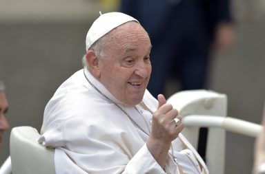 El papa Francisco presenta una mejoría consolidada y está fuera de peligro