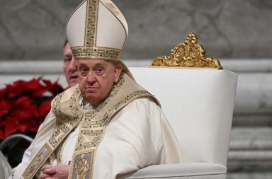 El Papa Francisco sufrió dos episodios de insuficiencia respiratoria aguda este lunes 3 de marzo. Su pronóstico sigue siendo reservado.