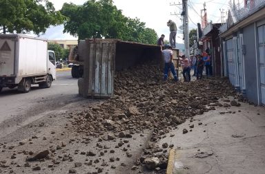 El volcamiento de una volqueta se registró frente a la Universidad San Gregorio, en Portoviejo, este miércoles 12 de marzo del 2025.