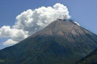 El volcán El Reventador causa caída de ceniza en Napo y Sucumbíos.