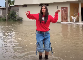 Elba González baila en la inundación Manabí