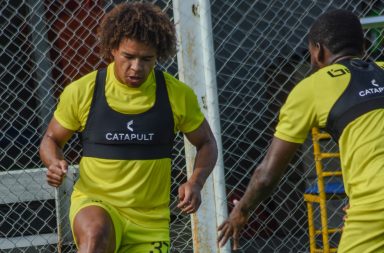 ERICK MENDOZA, ENTRENANDO EN DELFÍN