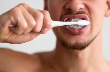 ¿Te cepillas mal los dientes? Esto dice una odontóloga experta