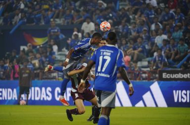 Fútbol. Emelec y Liga de Quito se miden en un duelo desigual