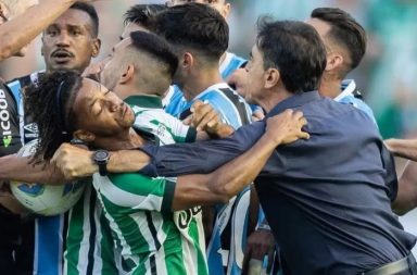 Gustavo Quinteros, actual director técnico de Gremio, se vio envuelto en un incidente violento en el fútbol brasileño.