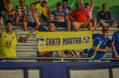 Hinchas de Delfín en el estadio Jocay