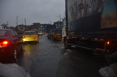 Invierno. Fuertes lluvias causan inundaciones y afectan el tránsito en Santo Domingo