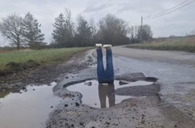 La curiosa forma de protestar con humor por un bache en Inglaterra