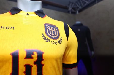 La Federación Ecuatoriana de Fútbol (FEF) conmemora el centenario con una camiseta especial para las Eliminatorias