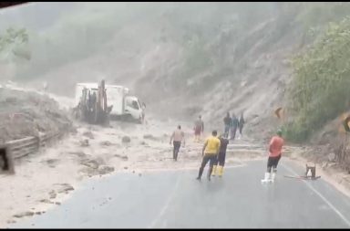 vía Portoviejo - Junín nuevamente bloqueada por deslizamientos de tierra