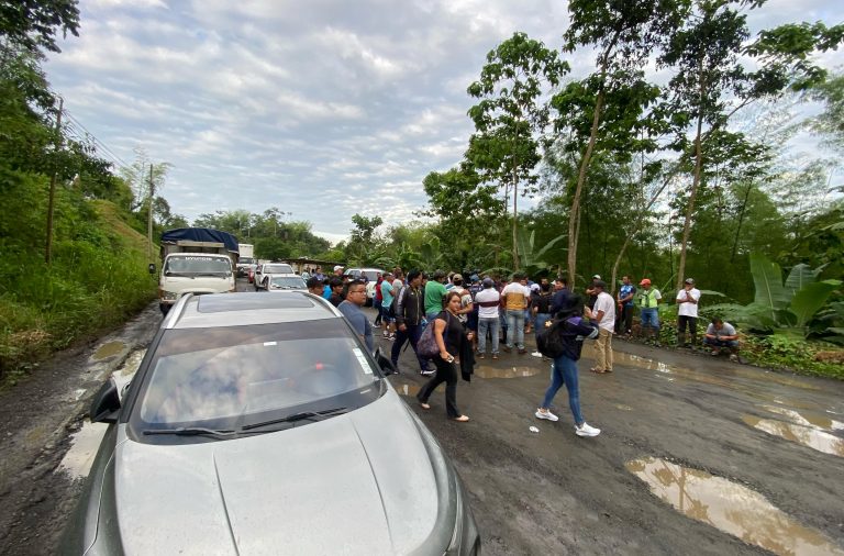 La vía San Plácido-Pichincha, que conecta las provincias de Manabí y Guayas, amaneció cerrada la mañana de este lunes 24 de marzo del 2025.