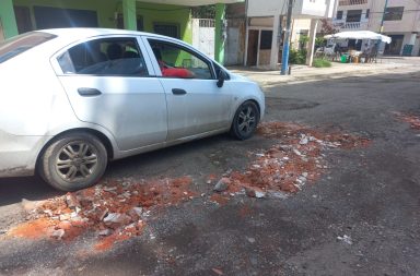 Con ladrillos los moradores de la calle 17 han rellenado los baches de la vía.