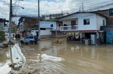 Los barrios afectados por el desborde de dos ríos, en Manta, no tienen agua para cubrir sus más principales necesidades.