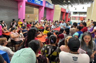 Los vendedores de la calle Ambato en Santo Domingo durante una reunión sobre reubicación de otros comerciantes.