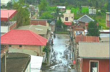 Manabí. Desbordamiento de quebrada inunda varias calles de Charapotó, en Sucre