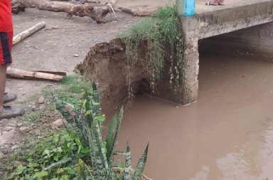 Manabí. Inundaciones afectan puente de una vía rural de Rocafuerte