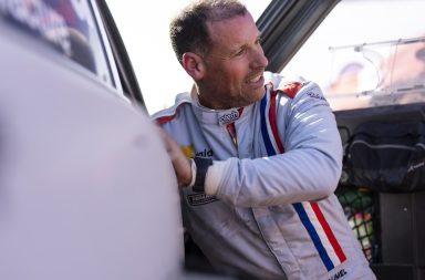 Mathieu Baumel, reconocido copiloto en el mundo del Rally Dakar, sufrió la amputación de su pierna derecha tras ser atropellado.