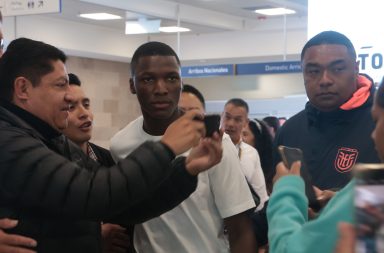 Moisés Caicedo en el aeropuerto de Quito