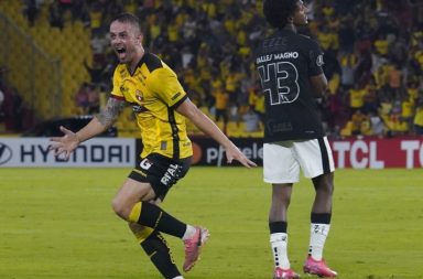 Octavio Rivero celebrando gol con Barcelona de Guayaquil