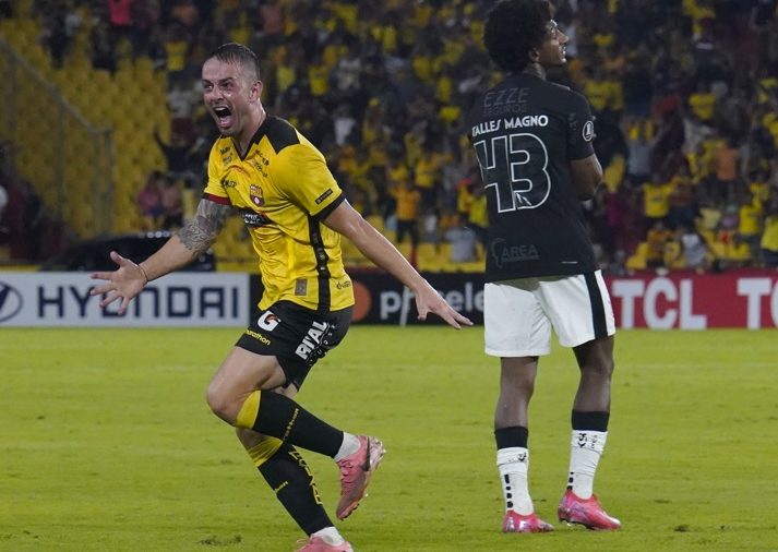 Octavio Rivero celebrando gol con Barcelona de Guayaquil