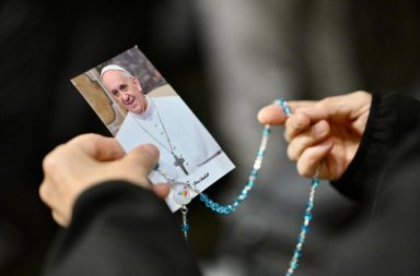 Papa Francisco: estabilidad clínica reportada en su cuarto informe desde el Vaticano