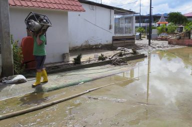 Portoviejo. Casi un metro de lodo que dejó inundaciones cubre al parque, a la iglesia, la Casa parroquial y el subcentro de salud de Estancia Vieja