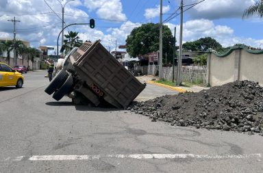 Portoviejo. Volqueta queda atrapada en un nuevo socavón