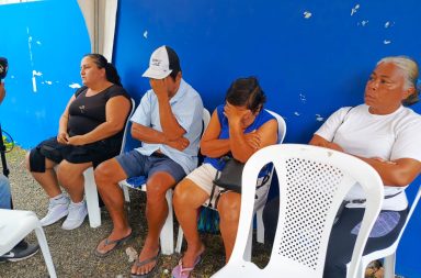 Familiares de 21 pescadores desaparecidos en altamar se reúnen todos los días afuera de la Capitanía de Manta.