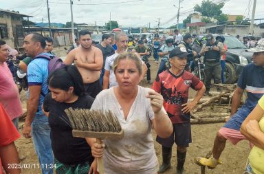 Reclamo. Vía Portoviejo-Santa Ana sufrió dos bloqueos por moradores, tras desbordamiento de quebrada