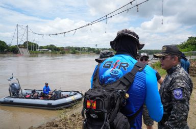 Rescatistas luchan contra el tiempo para encontrar al desaparecido del puente Gonzalo Icaza Cornejo.