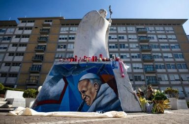 Roma. El Papa Francisco cumple 12 años de Pontificado internado, pero con mejoría de salud