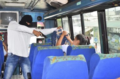 Santo Domingo. Mujer es víctima de un asalto en bus tras retirar dinero de un banco