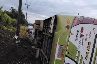 Santo Domingo. Volcamiento de bus interprovincial deja siete pasajeros heridos