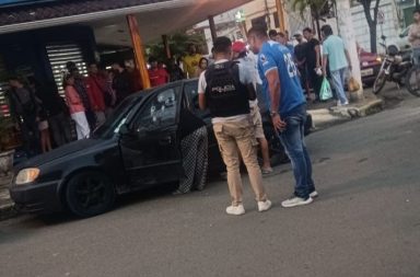 Sicarios a bordo de una motocicleta acabaron con la vida de un hombre, quien estaba dentro de un vehículo.